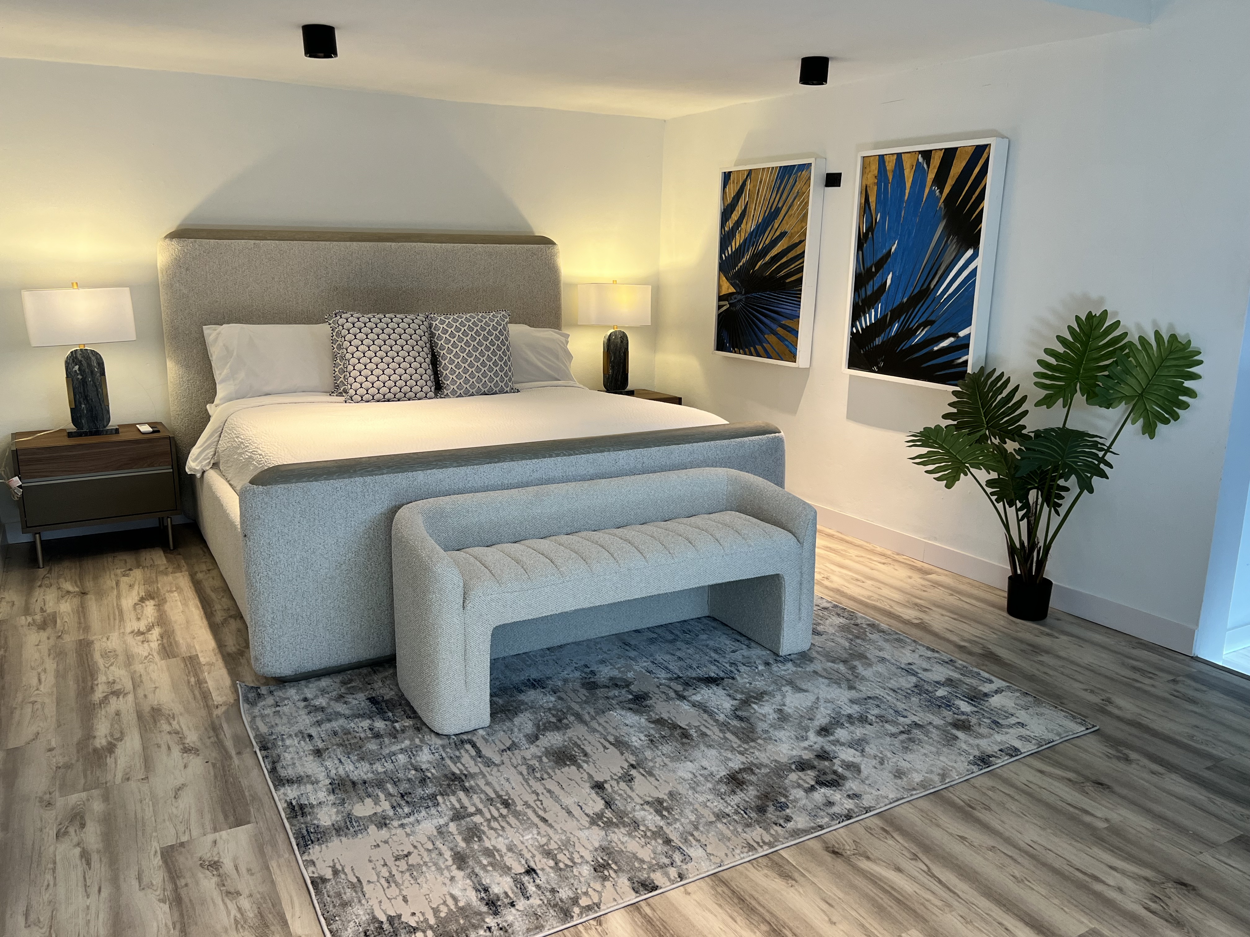 King suite with blue palm art