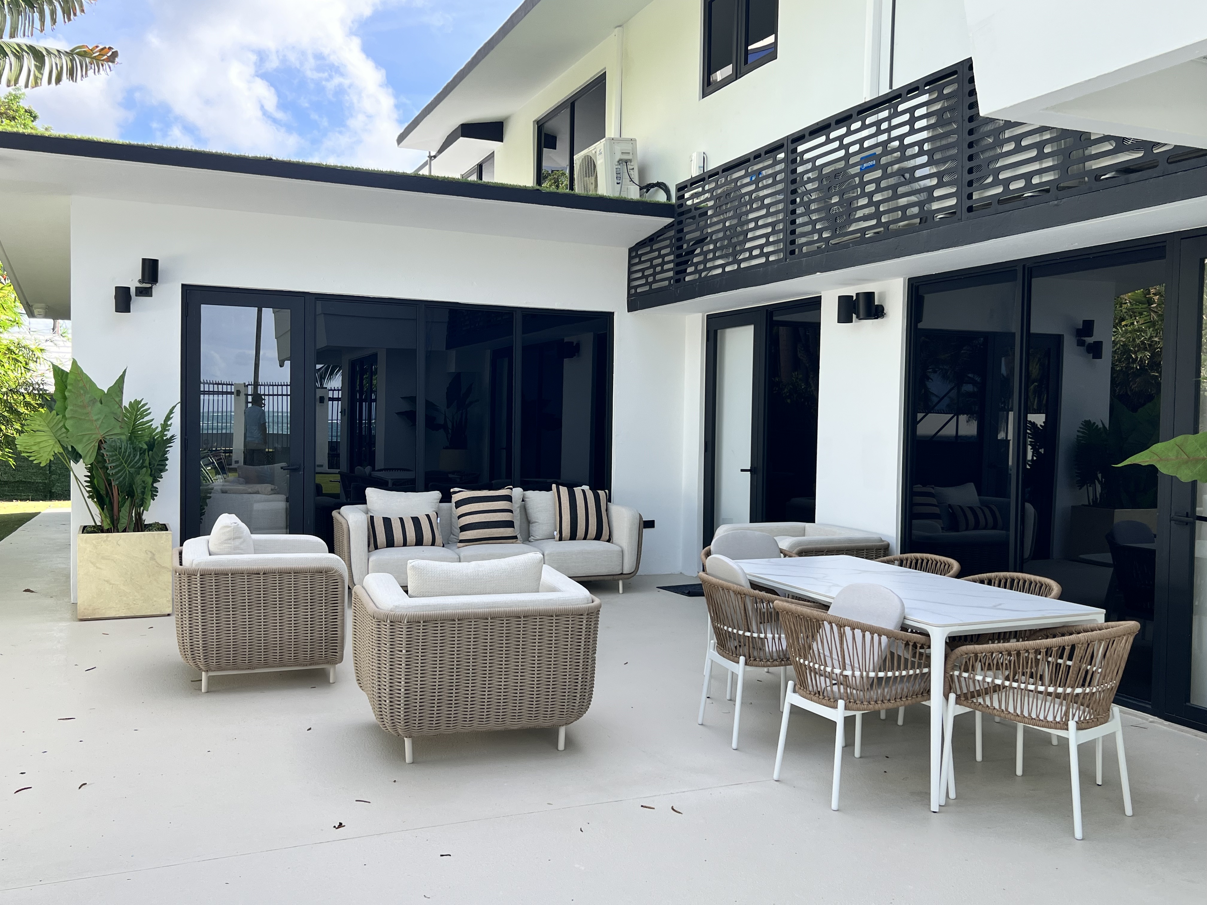 The Lounge Cabana